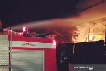 Sebuah gudang di Sidoarjo dilalap api