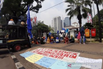 Puluhan nelayan unjuk rasa tolak rencana zonasi wilayah pesisir