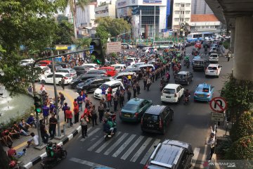 Lalu lintas di depan Pasaraya Blok M padat imbas unjuk rasa