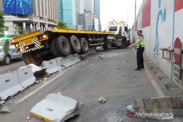 Truk tabrak separator Busway di turunan layang Tomang Taman Anggrek