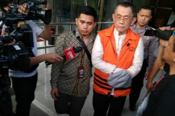 KPK menahan pengusaha tersangka kasus pengadaan di Lampung Tengah