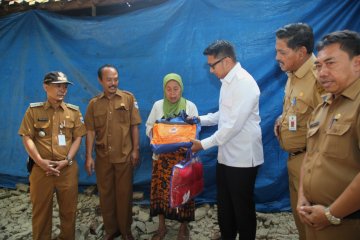 Wabup Pandeglang serahkan bantuan untuk warga terdampak gempa