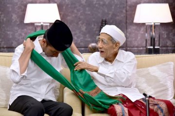 Jokowi unggah foto kenangan bersama KH Maimoen Zubair