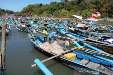 Terdesak kebutuhan, nelayan Garut melaut meski gelombang masih tinggi