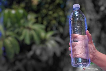 Air kemasan dalam botol 100 persen daur ulang kini hadir di Jakarta