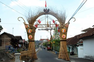 Warga Kampung Poncol Membuat Gapura Bambu Sambut Hut Ri Antara Jateng