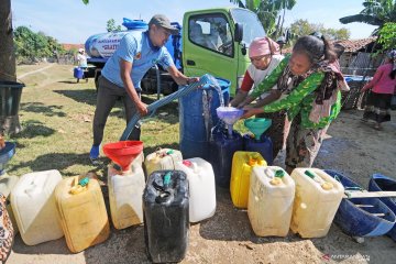 Distribusi air bersih  untuk warga terdampak kekeringan