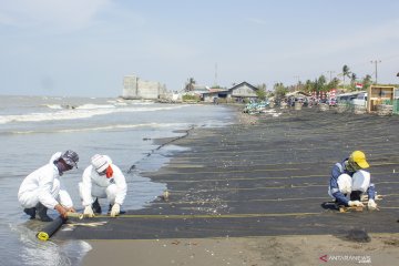 Pertamina pasang kain jaring di pesisir Pantai Cemarajaya