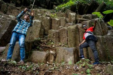 Wisata watu bahan