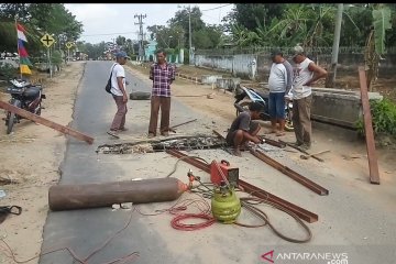 Warga Lampung Timur perbaiki jalan rusak