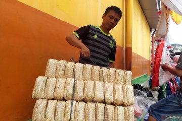 Pedagang besek bambu Pasar Jatinegara Jakarta Timur kekurangan pasokan