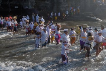 Gelombang pasang pantai Tanah Lot