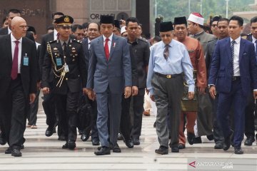 Presiden Jokowi dan Mahathir Mohamad shalat Jumat bersama