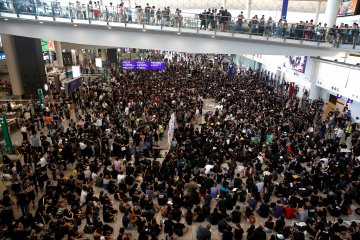 China perintahkan Cathay Pacific skors staf pendukung protes Hong Kong