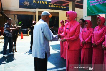 Ketua Bhayangkari berqurban dua sapi di lingkungan dhuafa