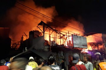 Kerahkan 24 damkar, Kebakaran di Pasar Kambing berhasil dipadamkan