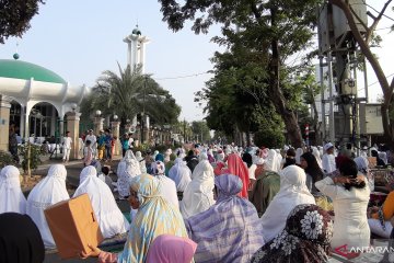 Ratusan jemaah shalat Id di Jakarta Barat tumpah ruah