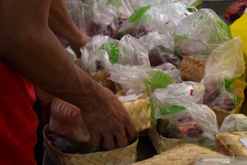 Kala plastik berganti besek untuk bungkus daging kurban