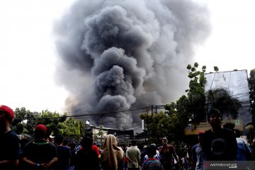 Kebakaran gudang pengepul plastik di Kelapa Dua Wetan Jakarta Timur