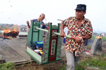 Sembahyang kubur masyarakat Tionghoa Pontianak