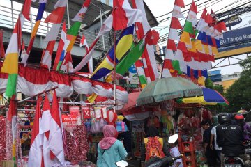 Jelang 17 Agustus, pedagang musiman bendera ramaikan Jatinegara