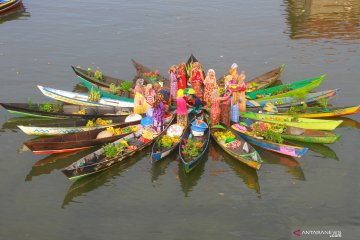 Atraksi pedagang pasar terapung di Sungai Martapura