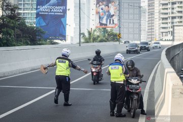 Razia pengendara motor bandel naik JLNT Kampung Melayu-Tanah Abang