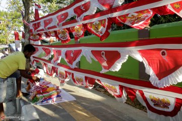 Omzet penjual bendera dan umbul-umbul ini bisa capai Rp4 juta sehari