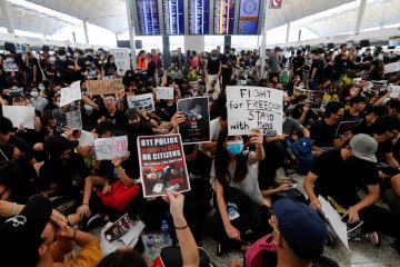 Ada demo, perenang nasional Siman Sudartawa dkk tertahan di Hong Kong