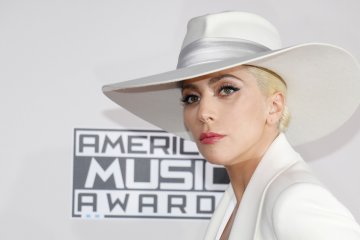 Lady Gaga salurkan donasi ke tiga kota tempat penembakan massal