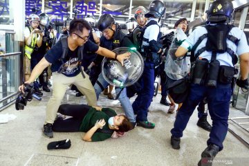 Demonstran dan polisi bentrok di bandara Hong Kong