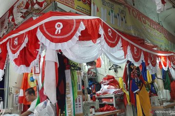 Pedagang pernak-pernik HUT RI di Pasar Senen raup puluhan juta