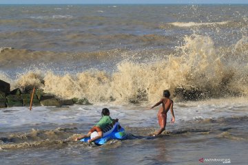 Peringatan gelombang tinggi Laut Jawa dikeluarkan BMKG