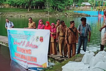 Cegah kepunahan, 188.000 bibit ikan Nilem ditebar ke Danau Maninjau