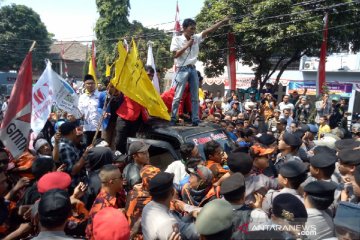 Aksi PKL warnai pelantikan anggota DPRD Kabupaten Garut