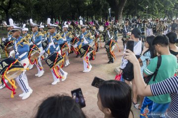 Aksi Taruna Akademi Angkatan Laut hibur warga Manila