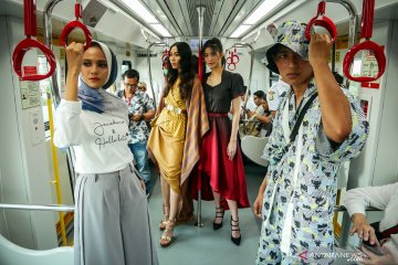 Peragaan busana di gerbong LRT