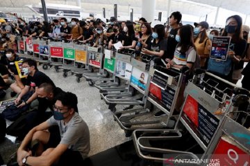 200 penerbangan dari dan ke Hong Kong dibatalkan