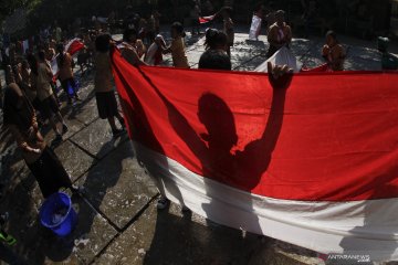 Polri-TNI bentangkan "Merah-Putih" kelilingi objek wisata Jatiluwih