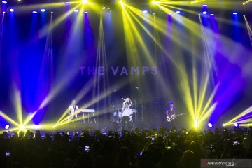 Aksi panggung grup band The Vamps