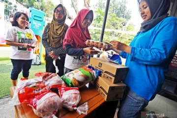 1.000 paket sembako untuk pekerja informal disalurkan di Tebet
