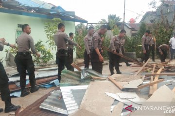 Puluhan polisi Kalbar bersihkan daerah terdampak angin kencang