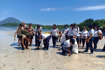 Lantamal-Taman Nasional Bunaken bersih-bersih pantai