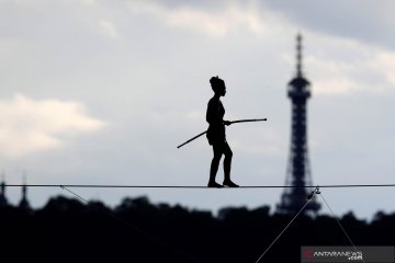 Aksi akrobat perempuan berjalan di atas tali tanpa pengaman