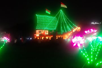 Ratusan orang kunjungi Festival of Light di Monas