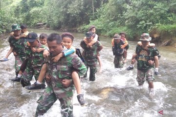 Prajurit TNI menyalakan asa warga di pelosok Kampar