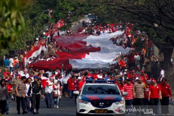 Kain merah-putih 100 x 5 meter diarak keliling Bogor