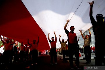 Kirab bendera merah putih raksasa