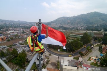 Pengibaran bendera di puncak menara BTS