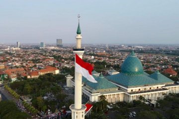 Bendera merah putih raksasa berkibar di menara Masjid Al Akbar